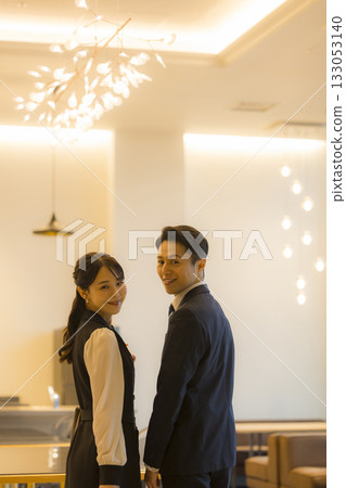 飯店餐廳裡的一對情侶 133053140