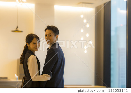 飯店餐廳裡的一對情侶 133053141