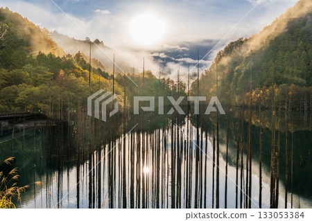 黎明前,秋葉倒映在天然湖面上。 黎明前,秋葉倒映在天然湖面上。 133053384