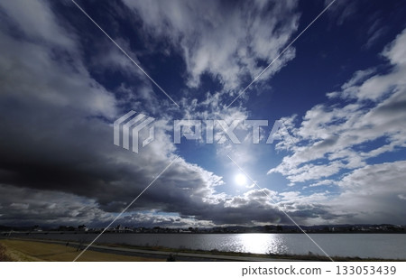 冬日清晨，天空與河流交相輝映，雲朵變幻莫測，超廣角鏡頭，聚焦天空，240116am 133053439