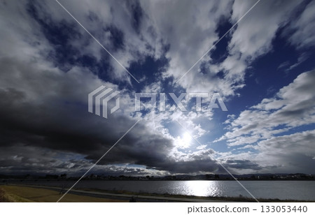 冬日清晨，天空與河流交相輝映，雲朵變幻莫測，超廣角鏡頭，聚焦天空，240116am 133053440