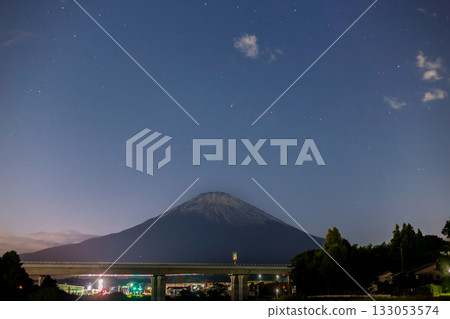 Comet Lemmon setting over Mount Fuji, covered with its first snow, seen from downtown Gotemba 133053574