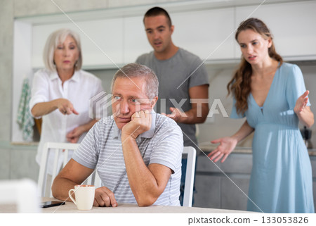 Family quarrel to father 133053826