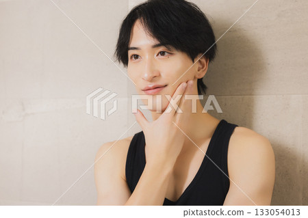 看鏡子的一個年輕人 看鏡子的一個年輕人 133054013