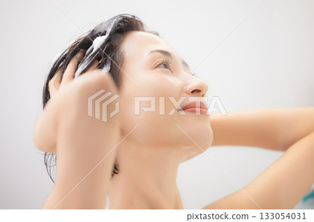 一個女人洗個澡 一個女人洗個澡 133054031