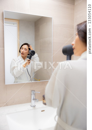 使用吹風機的女人 133054110