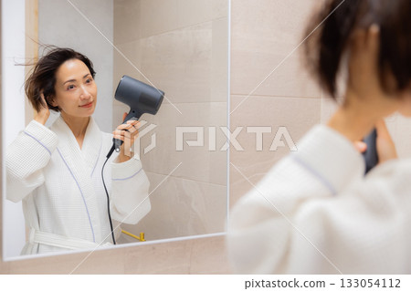 使用吹風機的女人 133054112