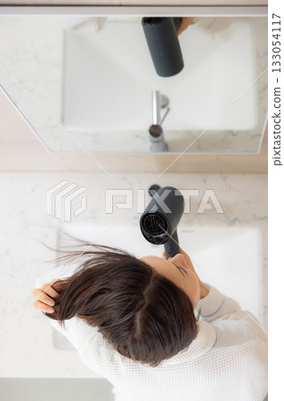 使用吹風機的女人 133054117