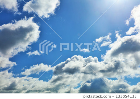 藍天、雲彩和太陽 133054135