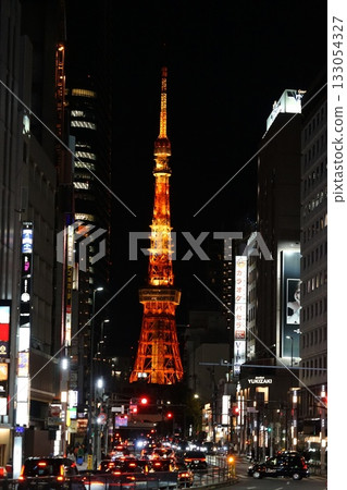 2078年11月，東京鐵塔在夜色中閃耀於六本木街頭。港區東京鐵塔與六本木外苑東街 133054327