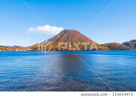榛名山、榛名湖、榛名山富士（秋季） 133054473