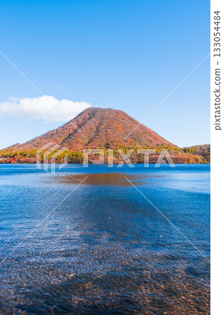 榛名山、榛名湖、榛名山富士（秋季） 133054484
