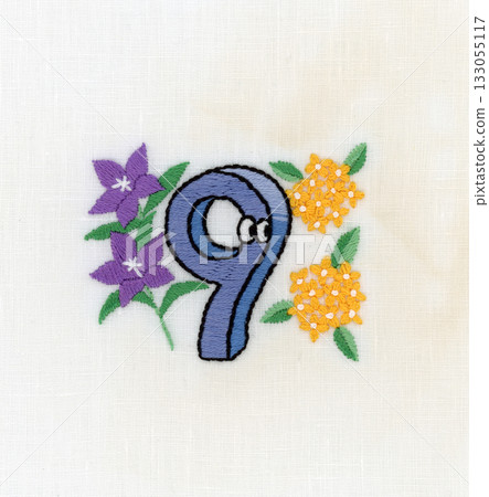 繡有數字9、風鈴草和桂花的圖案 133055117