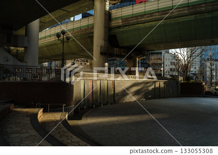 日本——黃昏時分，高速公路和下方公園的景色盡收眼底。 133055308