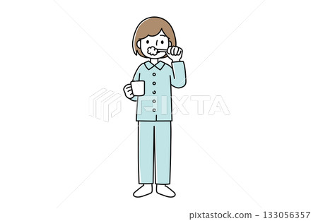 一個穿著睡衣的女人正在刷牙 133056357