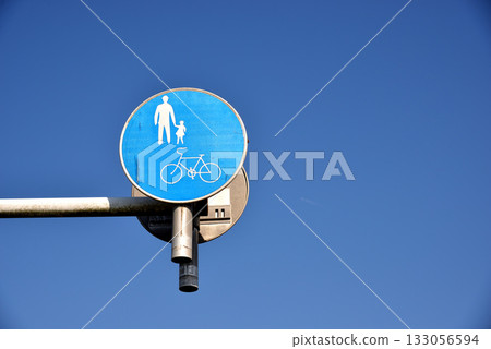 自行車和人行道標誌以及藍天 133056594