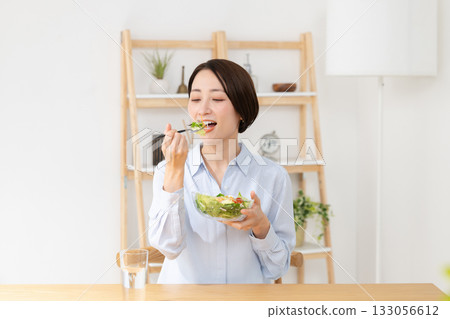 Woman eating salad 133056612