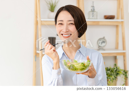 Woman eating salad 133056616