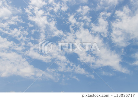 藍天和白色雲彩 133056717