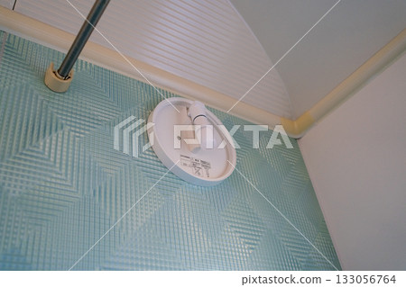 拆下浴室燈罩 133056764