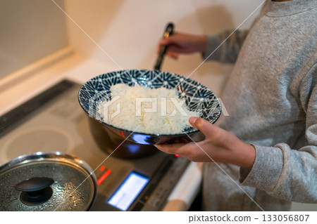 一個孩子自己盛咖哩 133056807