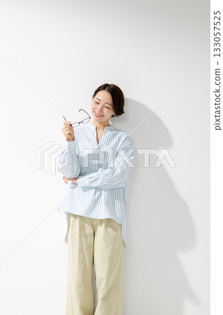 Woman holding glasses Woman holding glasses 133057525