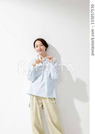 Woman holding glasses Woman holding glasses 133057530