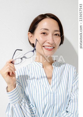Woman holding glasses 133057543