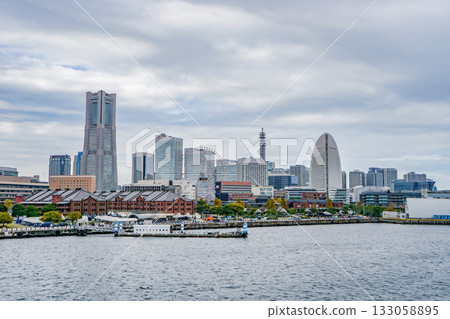 陰天下的橫濱港未來城市景觀 陰天下的橫濱港未來城市景觀 133058895