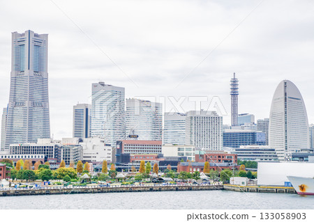 Cityscape of Yokohama Minato Mirai under a cloudy sky Cityscape of Yokohama Minato Mirai under a cloudy sky 133058903