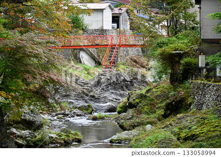 【奈良縣/天川村】洞川溫泉的岩石河岸景色 133058994