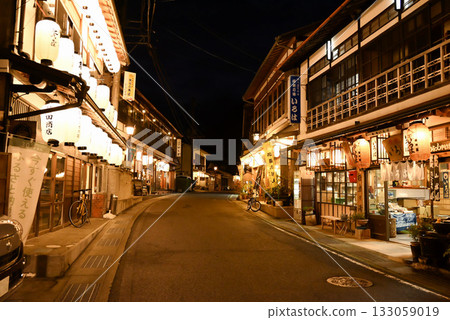 【奈良縣/天川村】洞川溫泉町和行子山街的夜景 【奈良縣/天川村】洞川溫泉町和行子山街的夜景 133059019