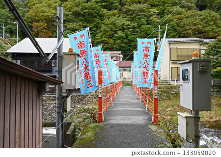 [Nara Prefecture/Tenkawa Village] Masumi Bridge over the Yamagami River in Dorogawa Onsen 133059020