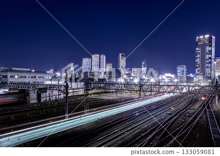名古屋市，JR中央名古屋車輛段和名古屋車站大樓的夜景 133059081