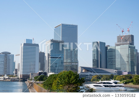 一艘巡洋艦駛離東京竹芝港 一艘巡洋艦駛離東京竹芝港 133059182