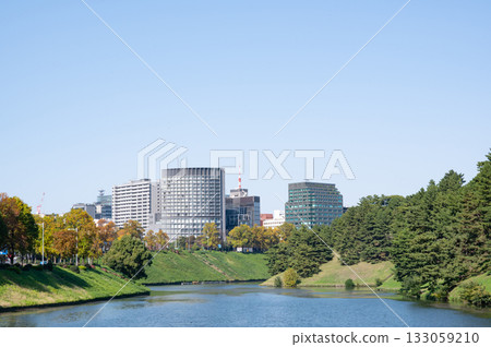 從這裡可以眺望半藏門周圍的護城河和摩天大樓。 133059210