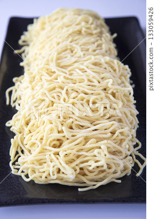 中等粗細的生拉麵,盛於盤中 中等粗細的生拉麵,盛於盤中 133059426