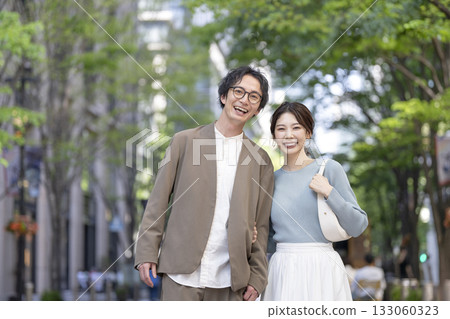 一對三十多歲的男人和女人對著鏡頭微笑 133060323