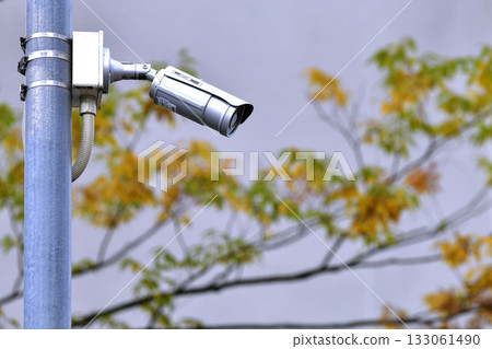 日本東京城市景觀。街角裝有監視器。 （監視器正在運作。如果您發現任何可疑人員，請報警。）= 橫濱市 133061490