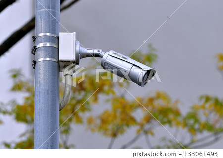 日本東京城市景觀。街角裝有監視器。 （監視器正在運作。如果您發現任何可疑人員，請報警。）= 橫濱市 133061493
