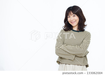 微笑著思考的女人 133062084