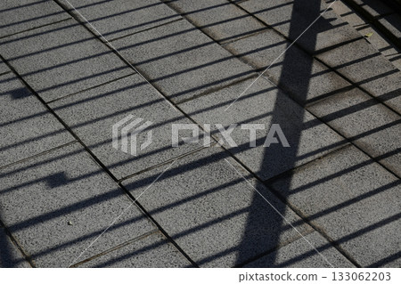 柵欄在人行道上的影子 133062203