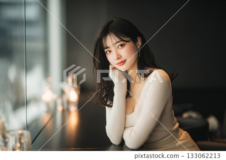 A woman meeting up for a date during the Christmas season 133062213