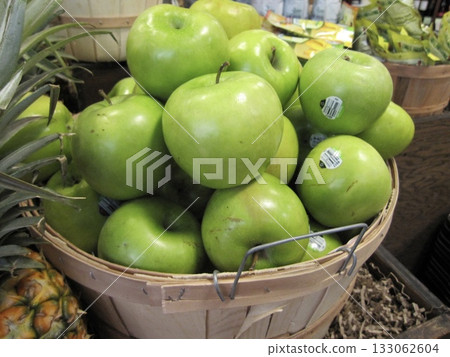 夏威夷當地全食超市展示的光澤亮麗、品質優良的青蘋果。食品廣告和設計材料。 夏威夷當地全食超市展示的光澤亮麗、品質優良的青蘋果。食品廣告和設計材料。 133062604