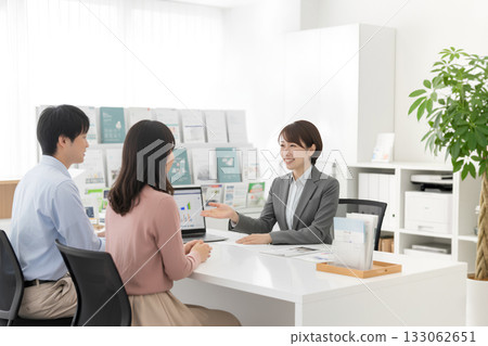 FP 女性接受諮詢，灰色西裝襯衫款式 133062651