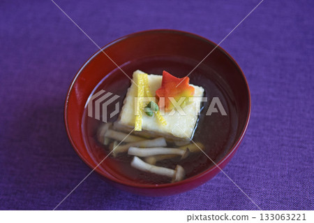 香酥豆腐和楓葉麵筋，盛於朱紅色漆碗中，是一道溫暖而優雅的秋季懷石料理。 133063221