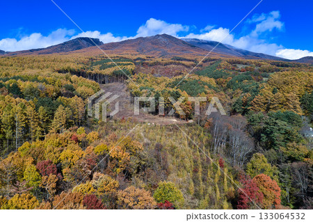 長野縣宮田町淺間山、黑番座山、劍峰山和白雪皚皚的前掛山山腳下美麗的秋葉(無人機空拍照片) 長野縣宮田町淺間山、黑番座山、劍峰山和白雪皚皚的前掛山山腳下美麗的秋葉(無人機空拍照片) 133064532