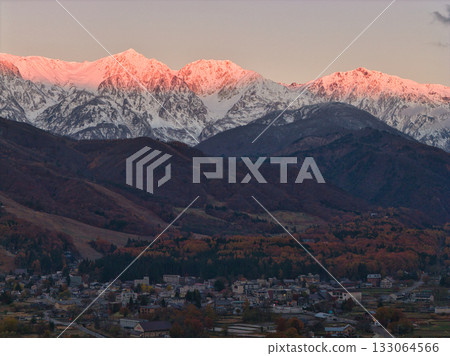 長野縣白馬村鄉村的秋葉和白馬三山(無人機空拍) 長野縣白馬村鄉村的秋葉和白馬三山(無人機空拍) 133064566