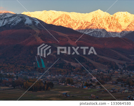 秋色斑斕的八方尾根滑雪場和白雪皚皚的白馬山脈，位於長野縣白馬村（無人機空拍照片） 133064580