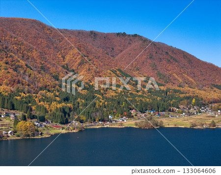 Lake Kizaki, surrounded by autumn leaves, Omachi City, Nagano Prefecture (aerial photo taken by drone) Lake Kizaki, surrounded by autumn leaves, Omachi City, Nagano Prefecture (aerial photo taken by drone) 133064606